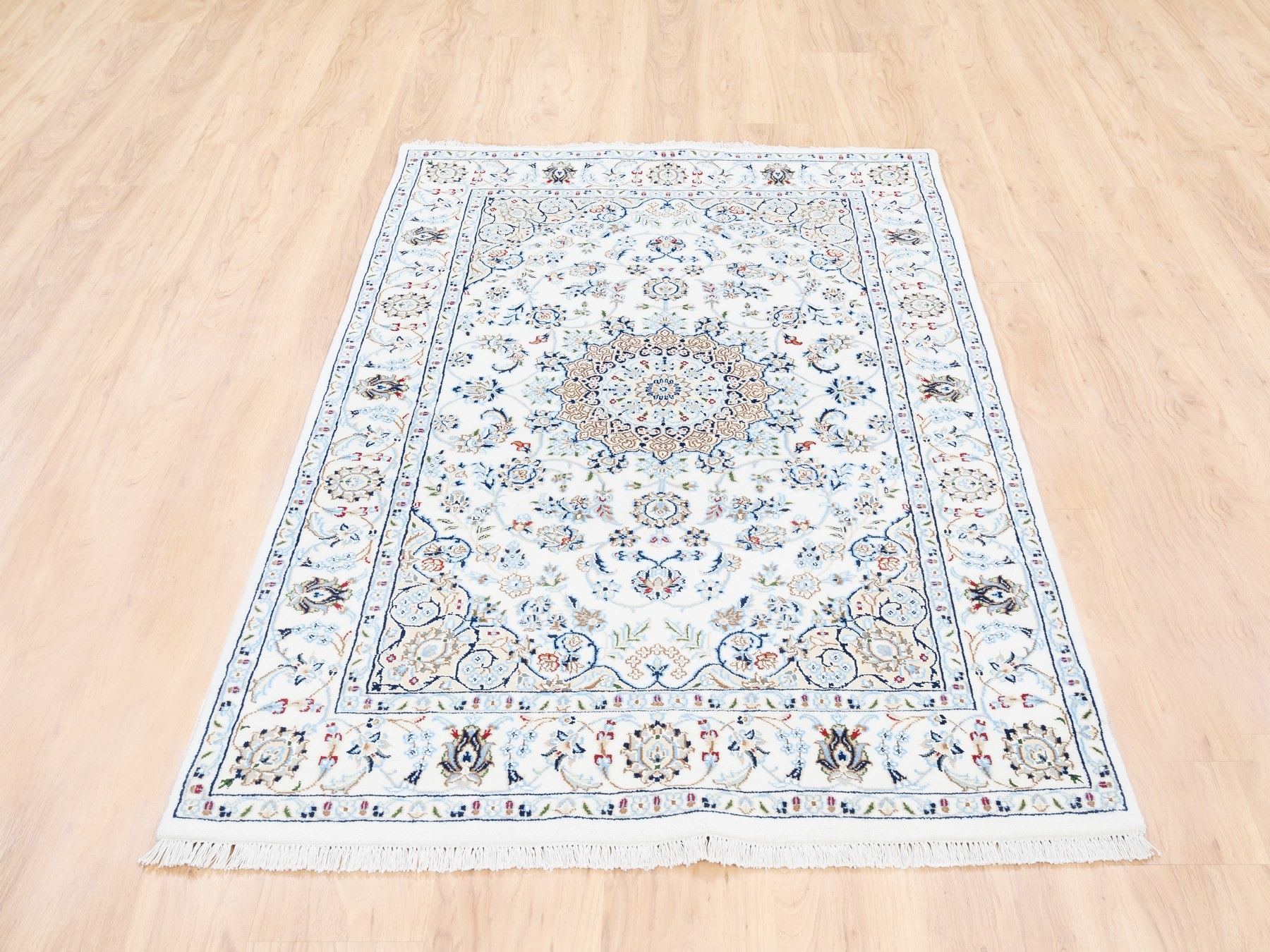 Traditional Rugs LUV564624